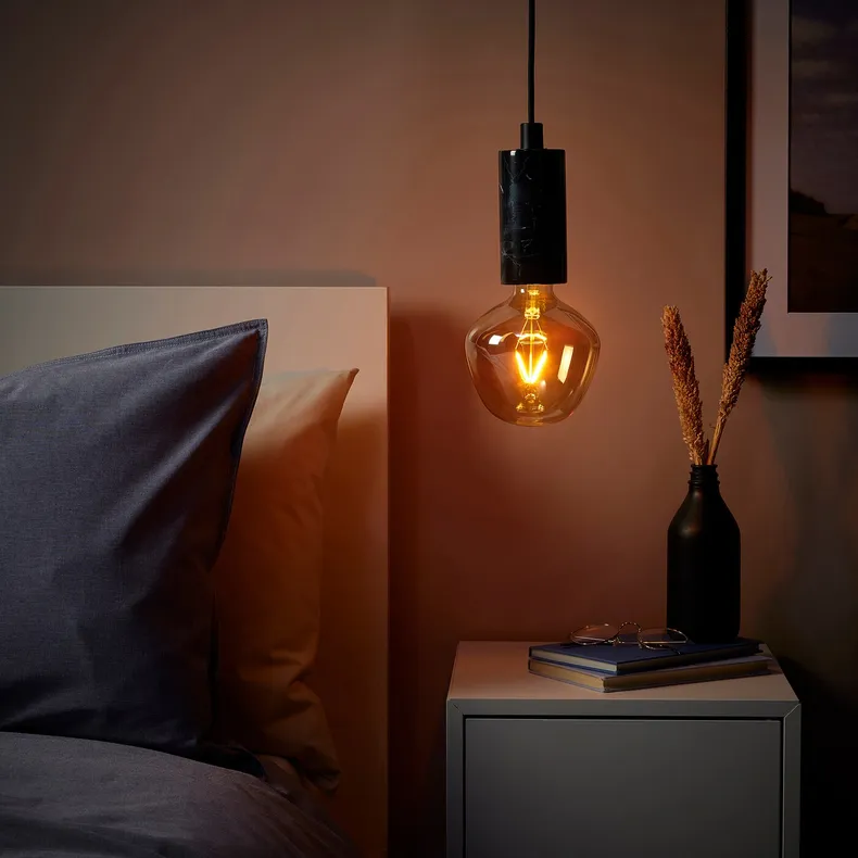 IKEA MARKFROST МАРКФРОСТ / MOLNART МОЛНАРТ, подвесной светильник с лампочкой, Черный мрамор / колокольчик коричневого цвета из прозрачного стекла 994.913.39 фото №2