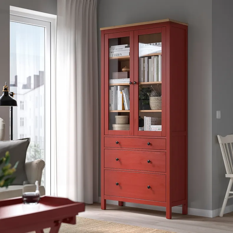 IKEA HEMNES ХЕМНЭС, шкаф-витрина с 3 ящиками, красное пятно / светло-коричневое пятно, 90x197 см 505.306.34 фото №2