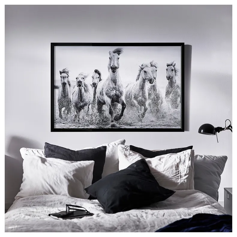 IKEA BJÖRKSTA БЬЙОРКСТА, картина з рамкою, коні на воді / чорний, 118x78 см 895.089.05 фото №2