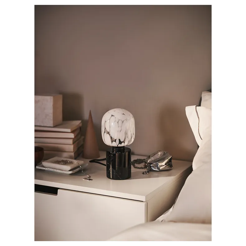 IKEA MARKFROST МАРКФРОСТ / MOLNART МОЛНАРТ, настольная лампа с лампочкой, черный мрамор / трубчатая форма белый / прозрачное стекло 694.945.65 фото №3