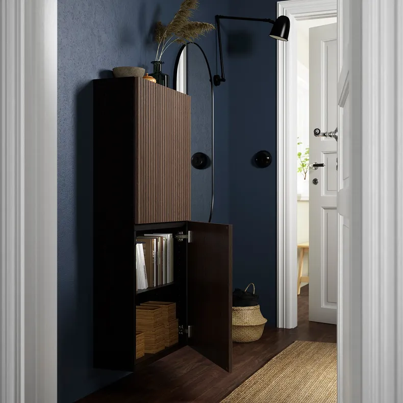 IKEA BESTÅ БЕСТО, навесной шкаф с 2 дверями, черный / коричневый Björköviken / коричневый шпон дуба, 60x22x128 см 894.219.69 фото №2